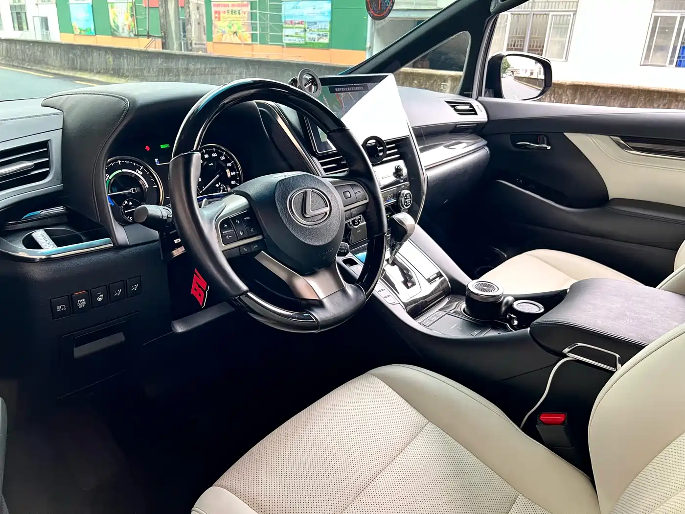 Lexus LM 2020 300h 4-Seat Imperial Edition фото 12