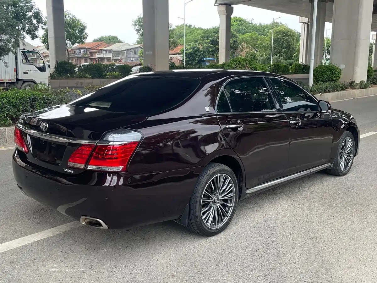 Photo 12 - Toyota Crown