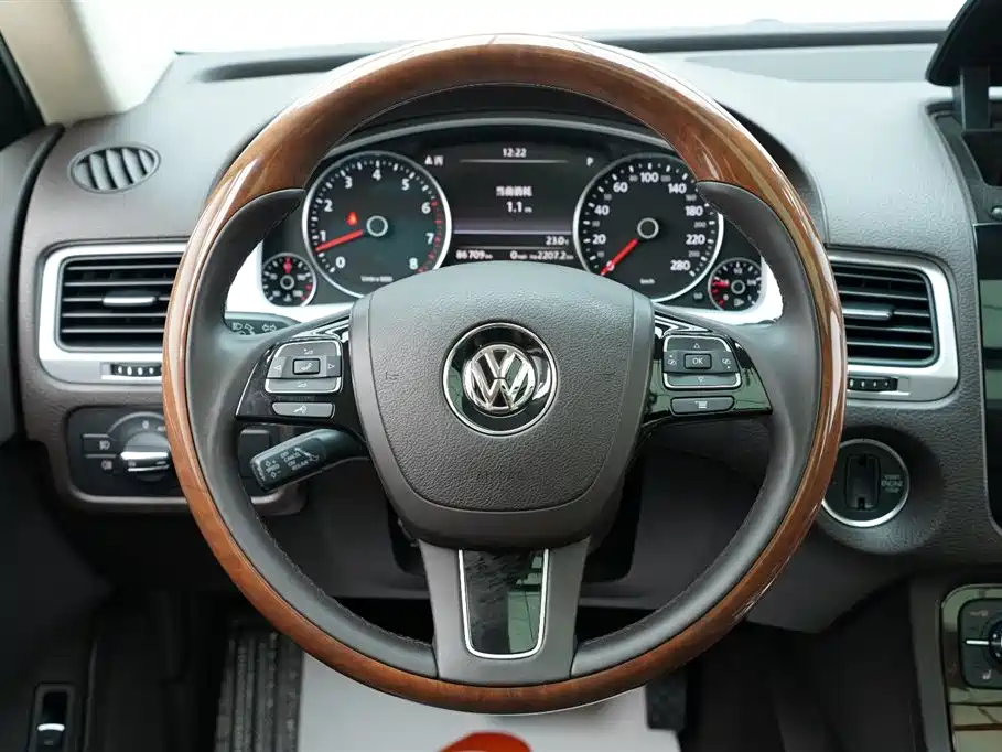 Volkswagen Touareg 2011 3.0TSI Luxury фото 17
