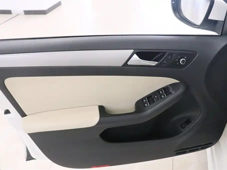 Volkswagen Sagitar 2012 1.4TSI Automatic Luxury фото 10