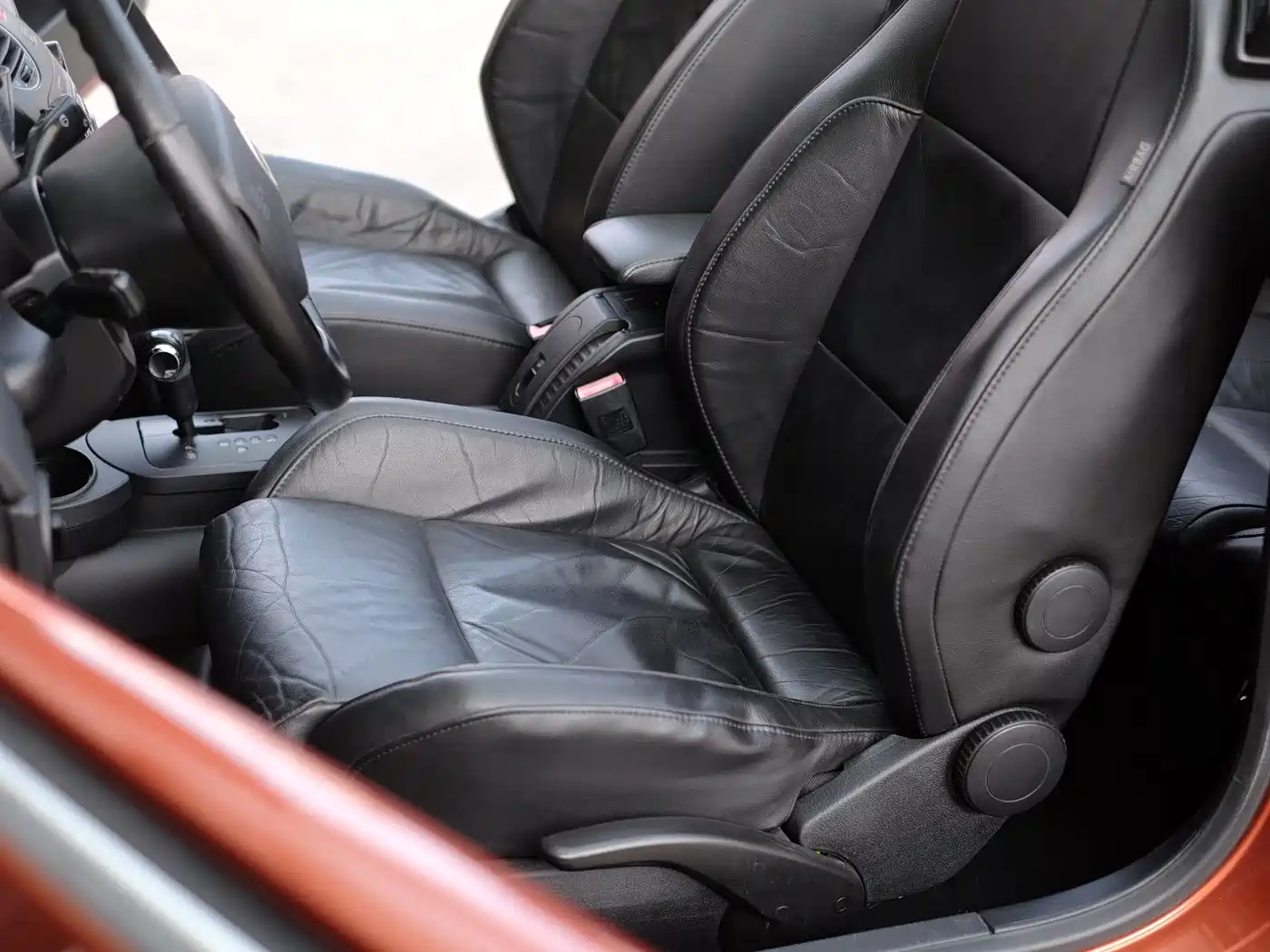 Volkswagen Beetle 2010 Model 2.0 BlackOrange Convertible Luxury Edition фото 18