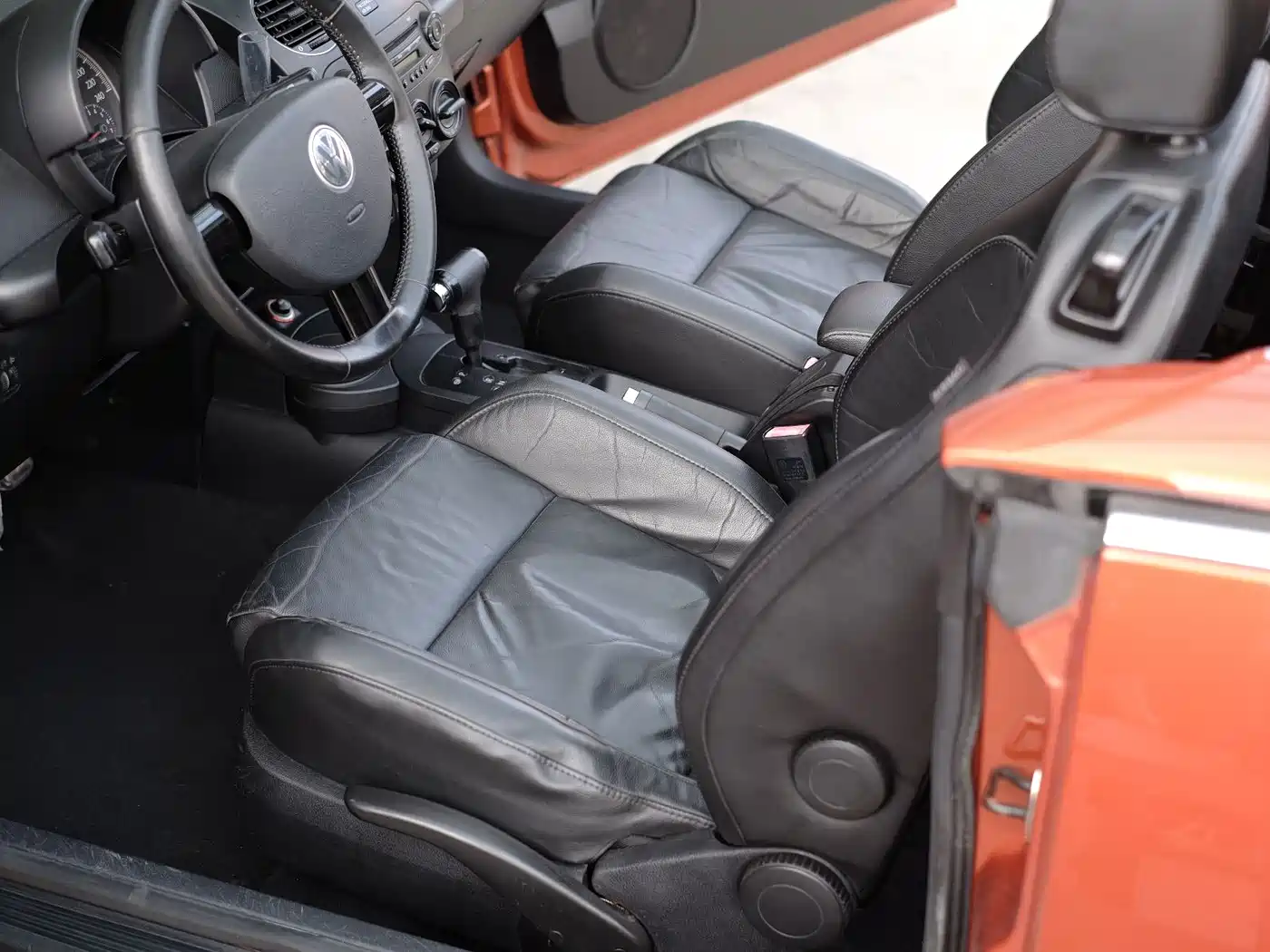 Volkswagen Beetle 2010 Model 2.0 BlackOrange Convertible Luxury Edition фото 24
