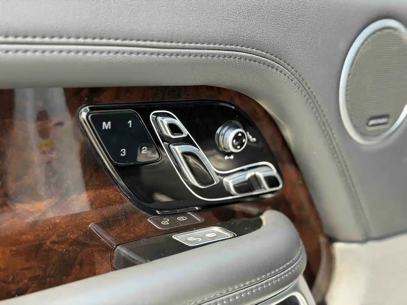 Land Rover Range Rover 2020 3.0 L6 Heritage Extended Edition фото 12