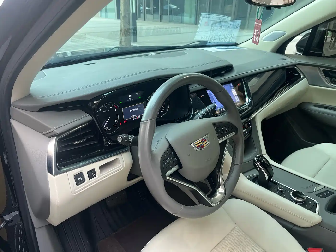 CADILLAC XT6