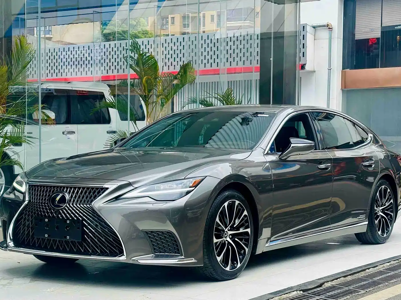 Lexus LS 2021 500h Executive Edition фото 2