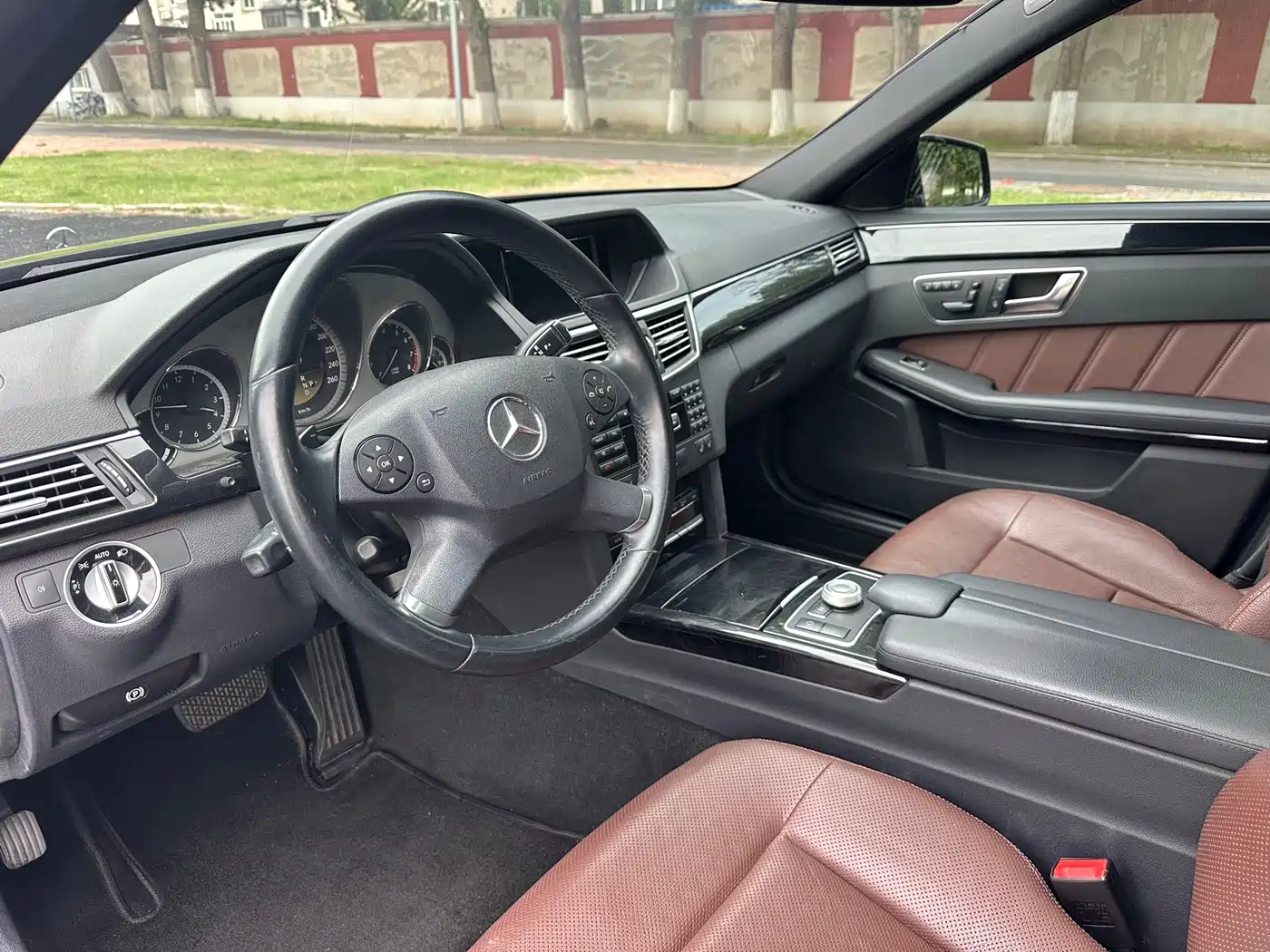 Mercedes-Benz E-Class 2012 E 300 L Fashion фото 9