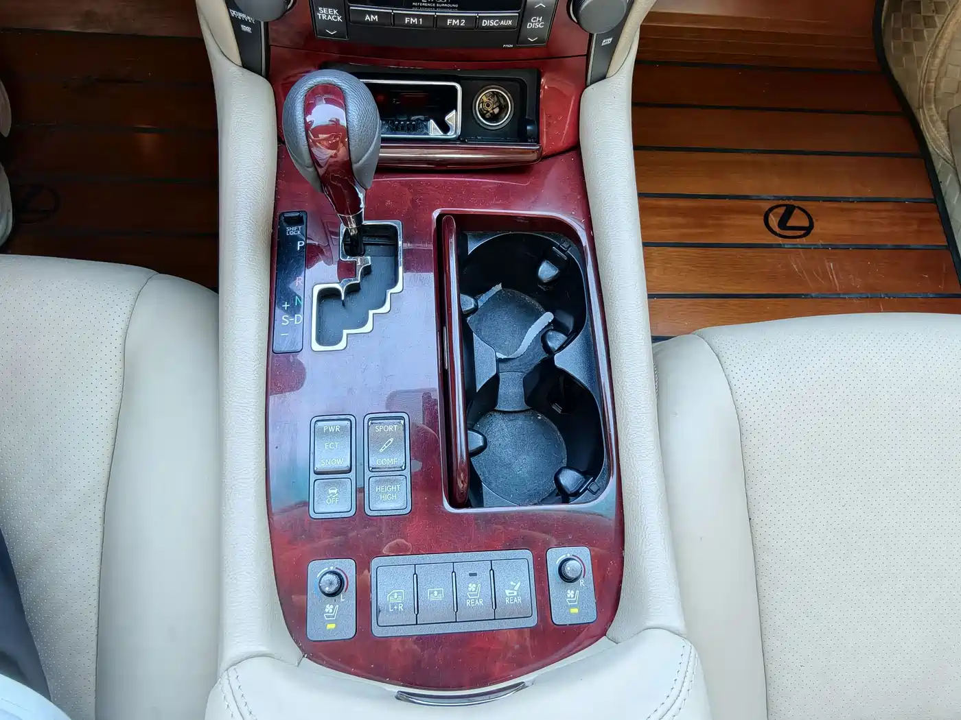 Фото 9 - Lexus LS