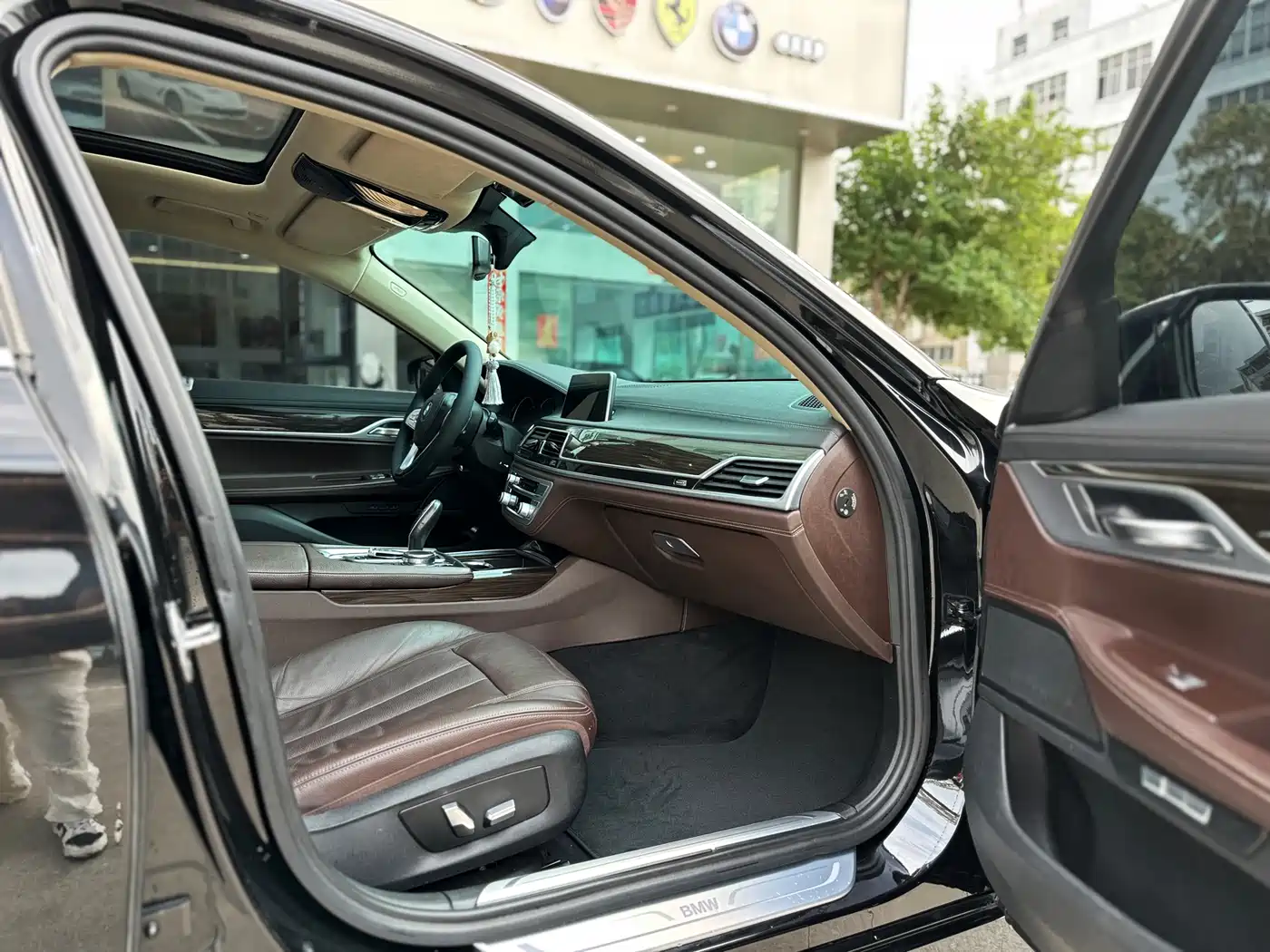 BMW 7 Series 2016 730Li Leading фото 9