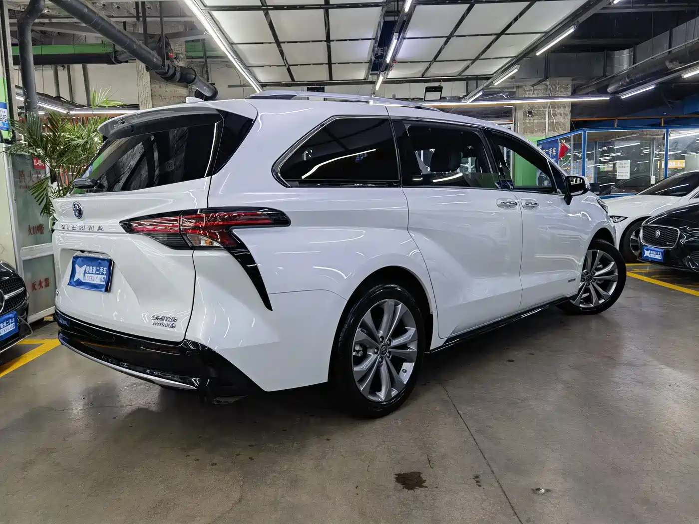 Toyota Sienna 2023 2.5L Hybrid Premium Edition фото 4