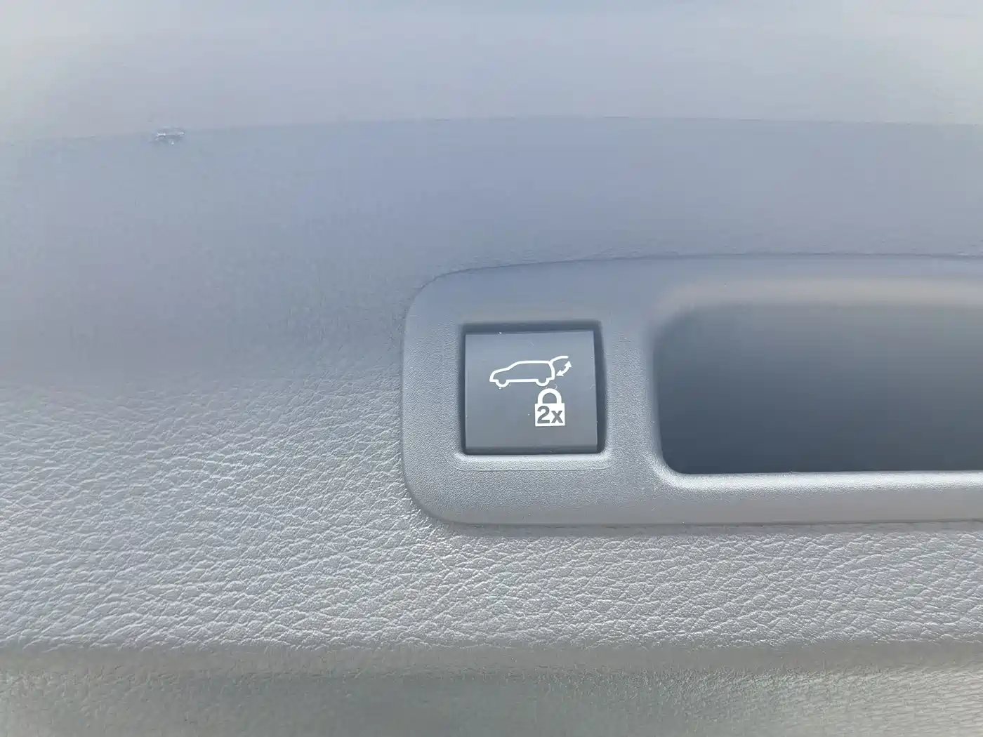 Toyota Sienna 2023 2.5L Hybrid Premium Edition фото 18