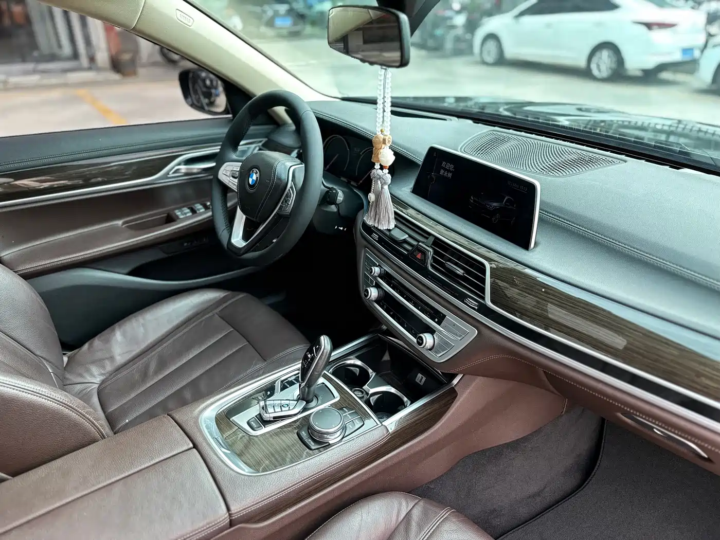 BMW 7 Series 2016 730Li Leading фото 10