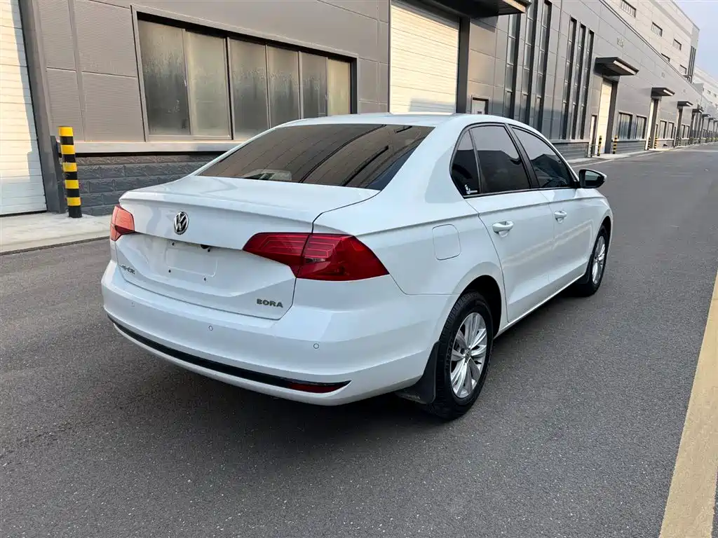 Volkswagen Bora 2017 1.6L Automatic Fashion Edition фото 4