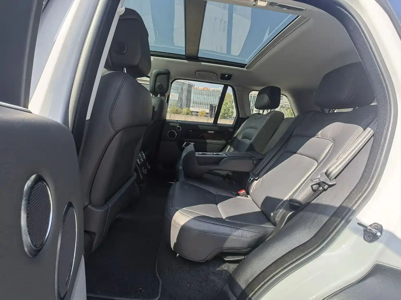Land Rover Range Rover 2022 3.0 L6 360PS Golden Age Edition фото 12