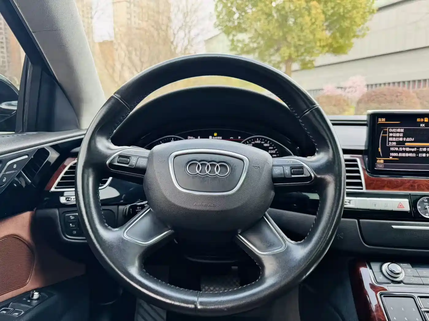 Фото 9 - Audi A8