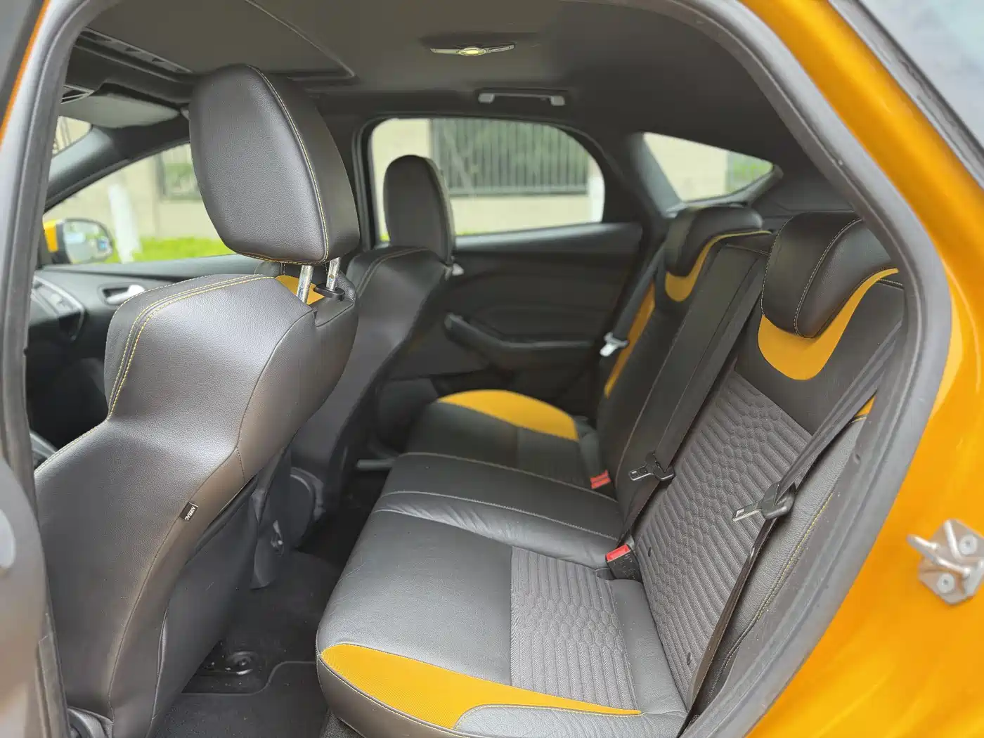 Ford Focus (Import) 2013 2.0T ST Orange Edition фото 10