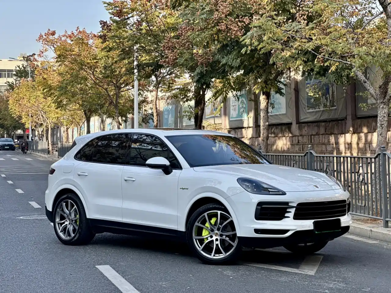 Porsche Cayenne New Energy 2023 Cayenne E-Hybrid 2.0T Platinum Edition фото 3