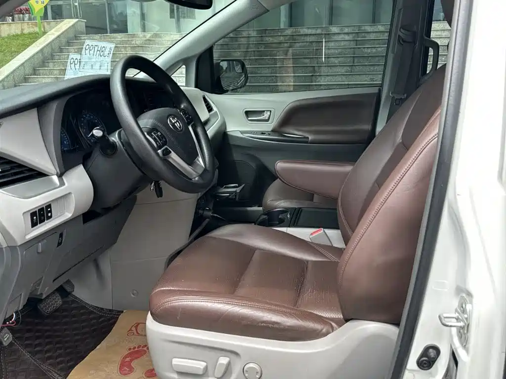 Toyota Sienna фото 12