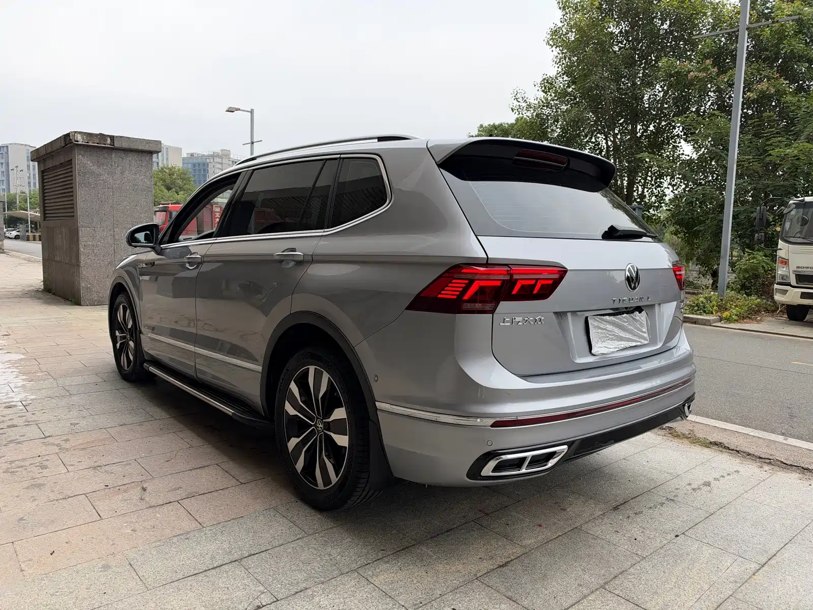 Photo 6 - Volkswagen Tiguan L