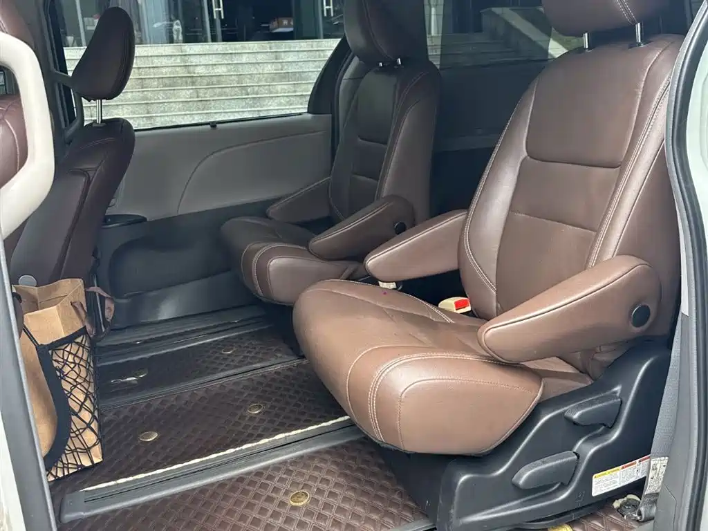Toyota Sienna фото 8