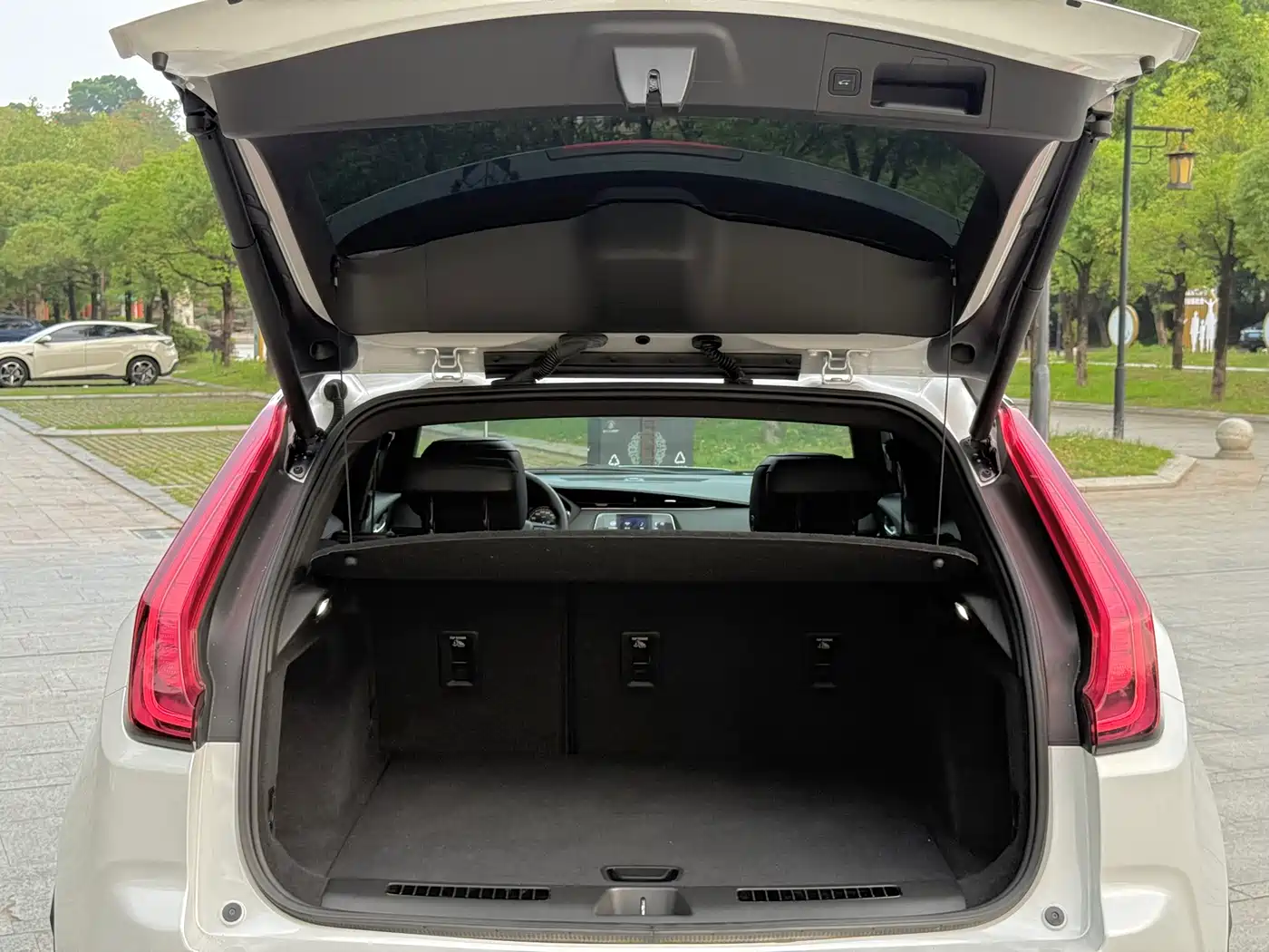 Cadillac XT4 2021 28T FWD Premium Edition фото 15