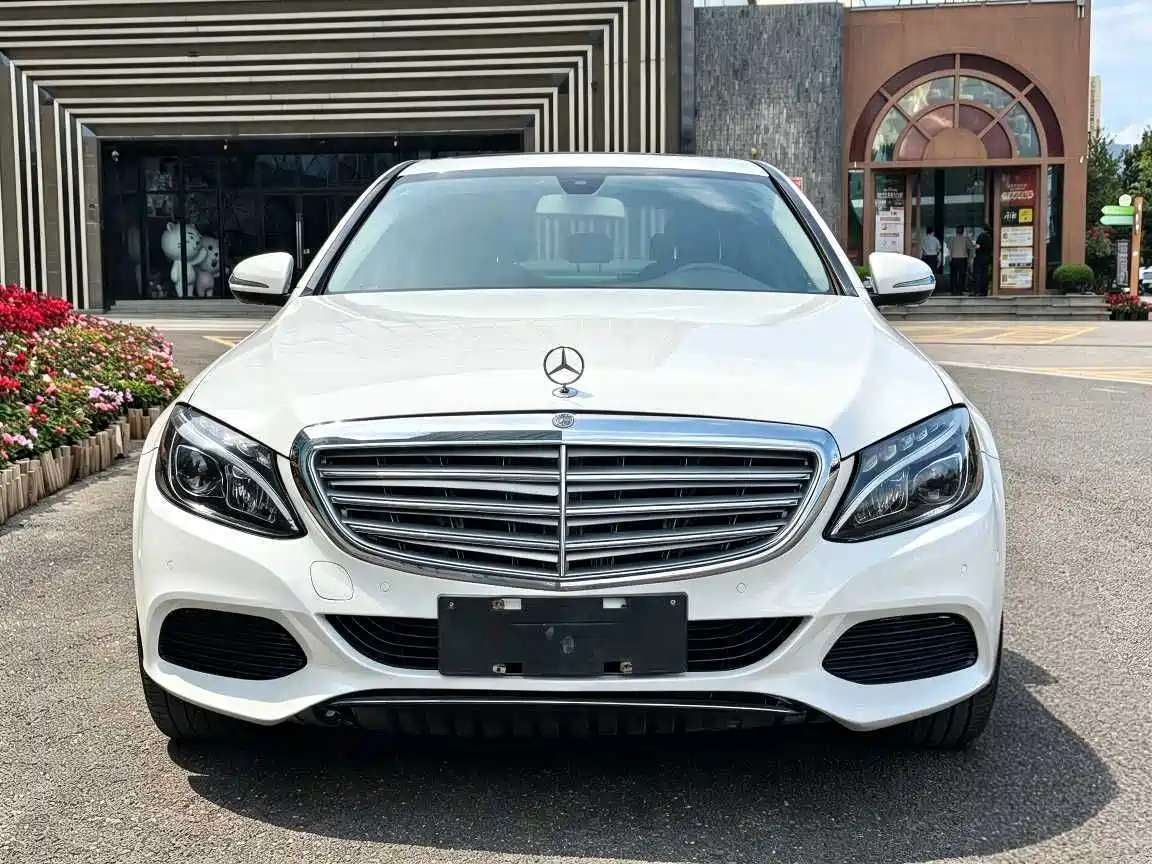 صورة 2 - Mercedes-Benz C-Class