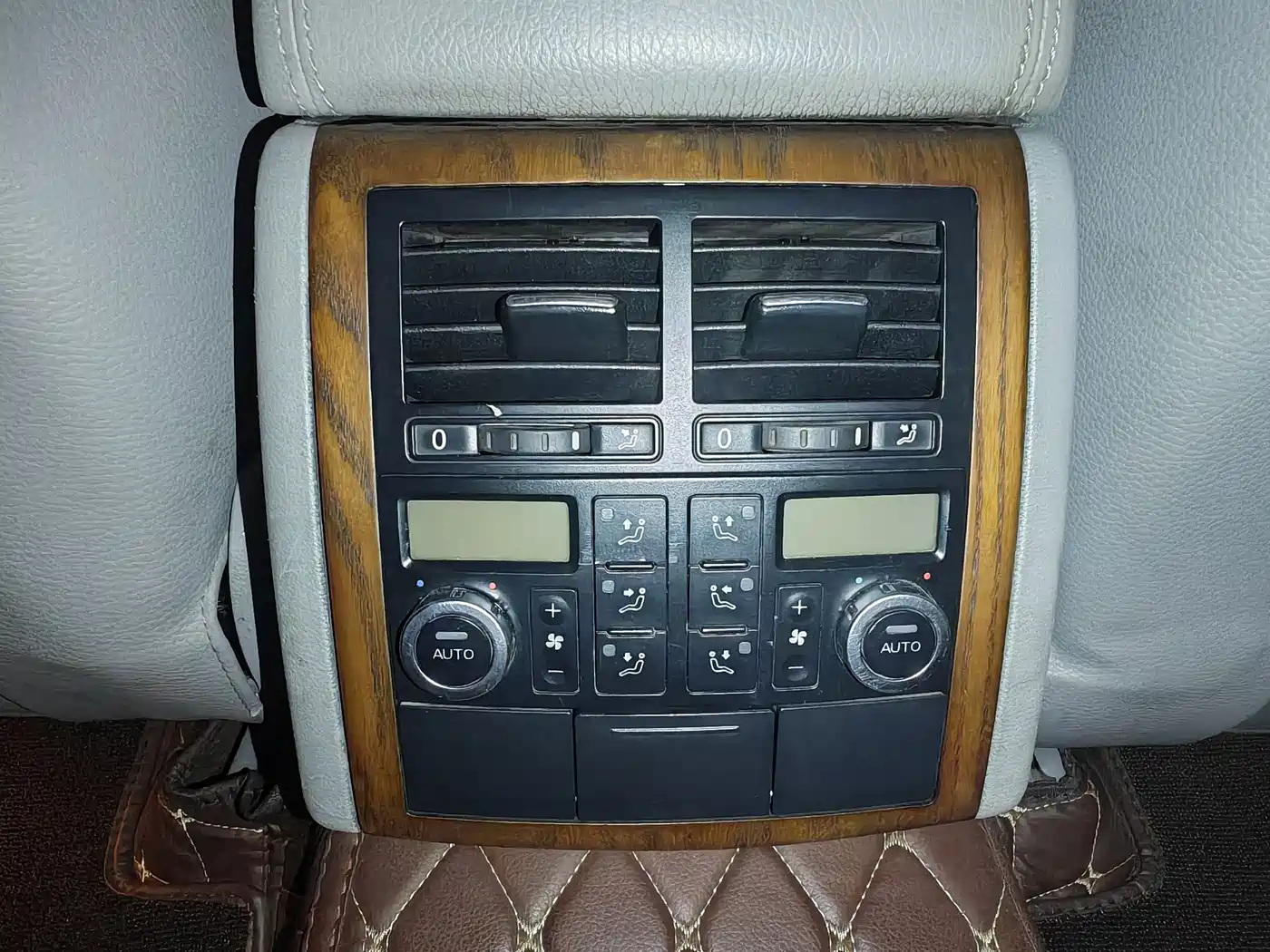 Volkswagen Touareg 2007 4.2L Premium фото 12