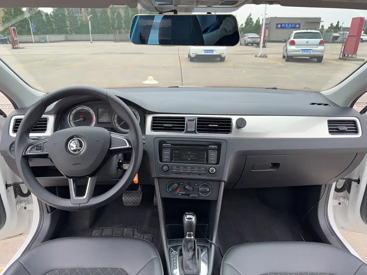 Škoda Rapid 2018 1.6L Automatic Comfort Edition фото 9