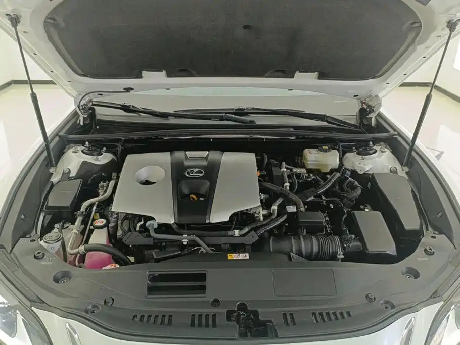 Фото 10 - Lexus ES