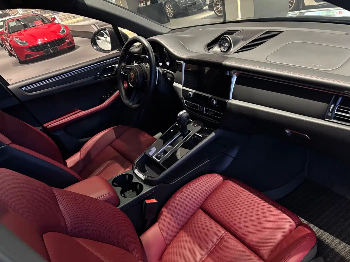 PORSCHE MACAN