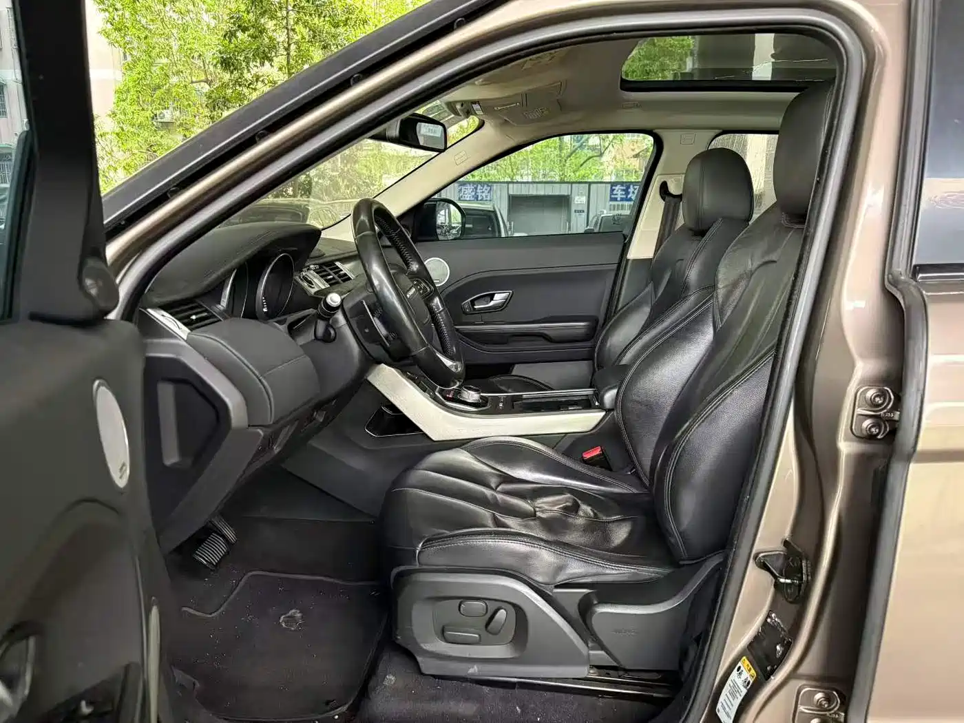 Land Rover Range Rover Evoque 2015 2.0T 5-Door Intelligent Edition фото 5