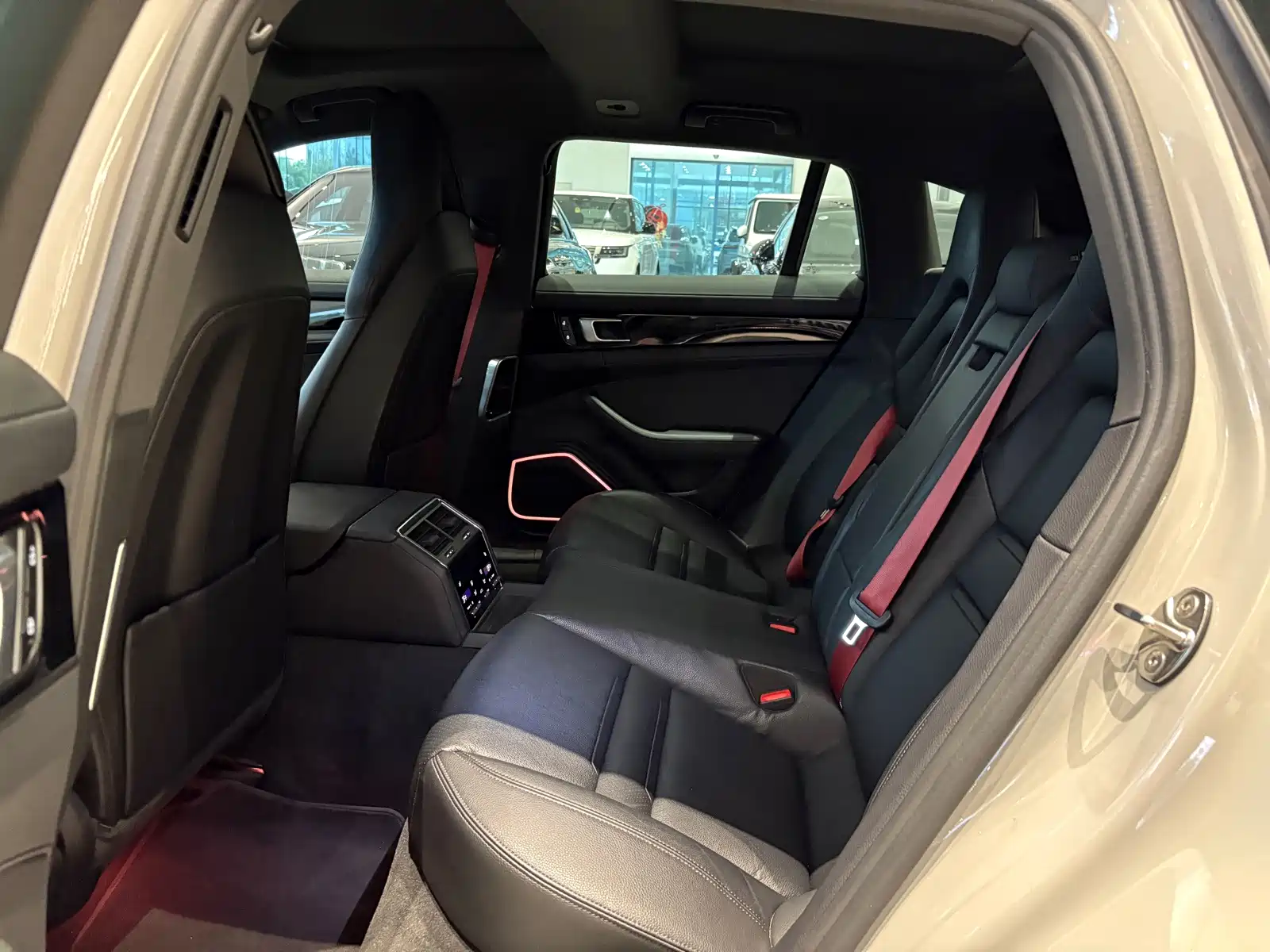 Photo 11 - Porsche Panamera