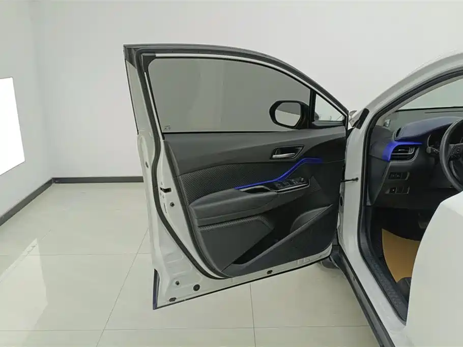 Toyota C-HR 2021 2.0L Luxury Edition фото 7
