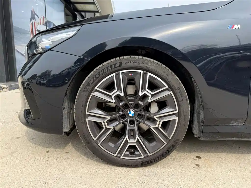 BMW 5 Series 2025 530Li Premium M Sport Package фото 6