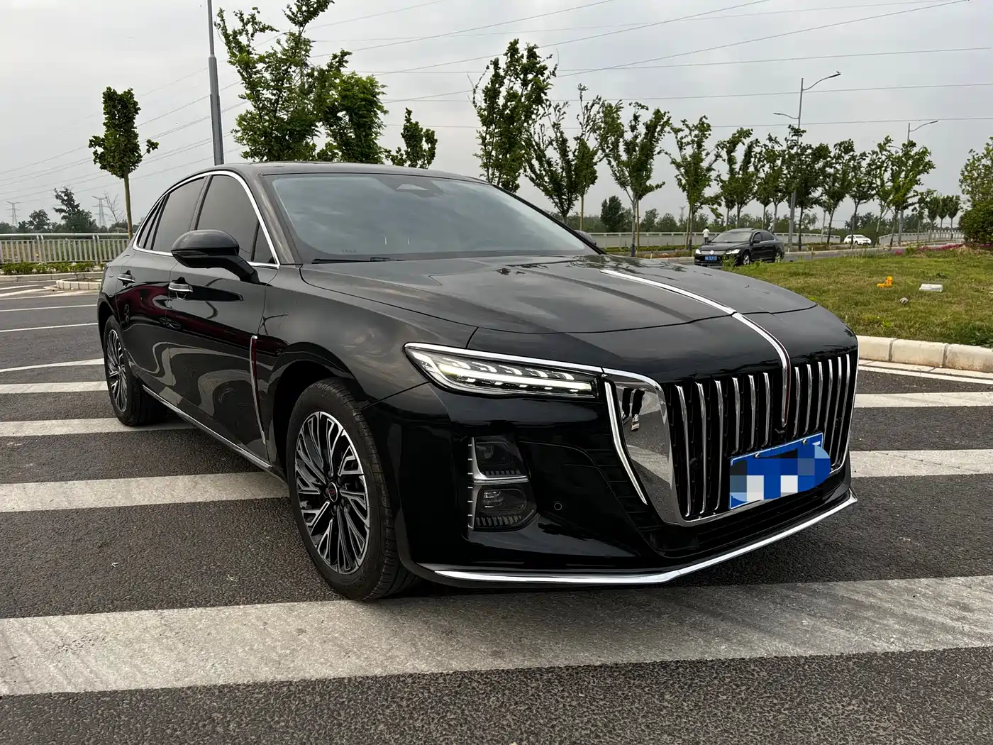 Hongqi H5 2025 2.0T Automatic Flag Celebration 500,000 Units Anniversary Edition фото 3