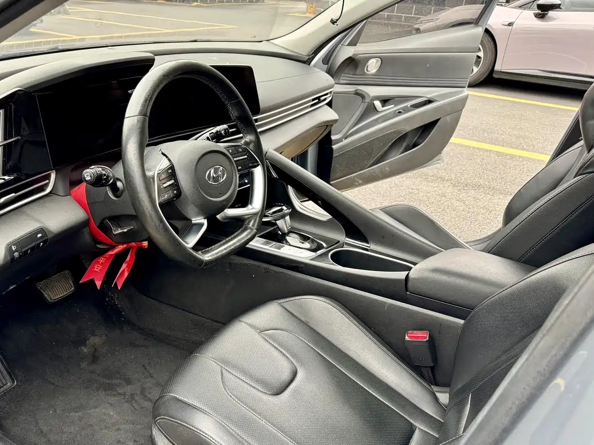 Hyundai Elantra 2021 1.5L CVT LUX Premium Edition фото 5