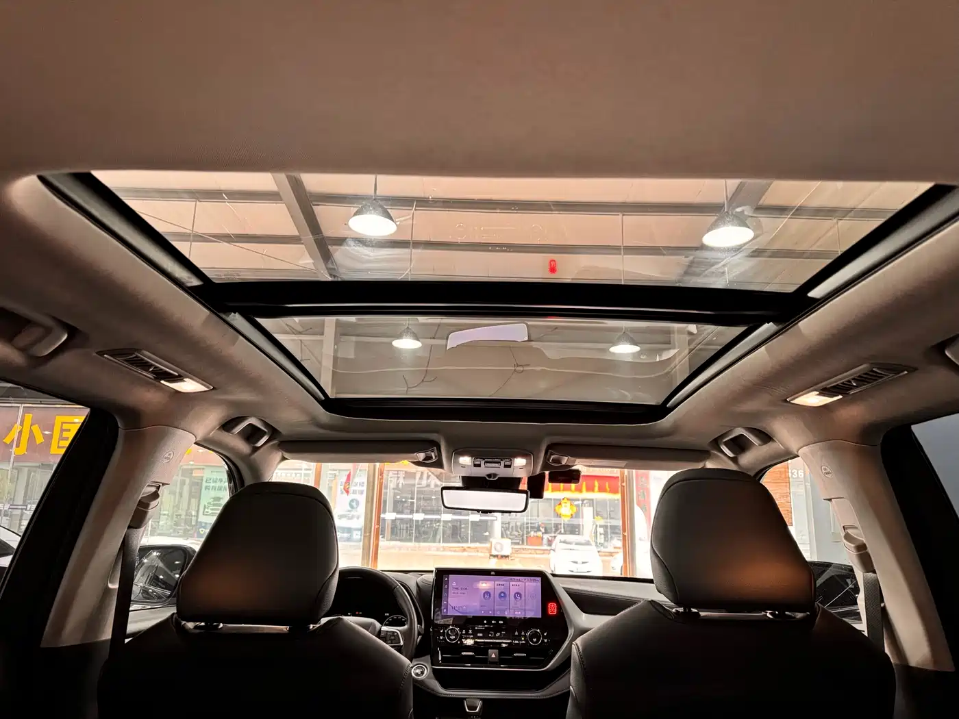 Toyota Highlander 2023 2.5L Smart Hybrid Dual Engine AWD Ultimate 7-Seater фото 16