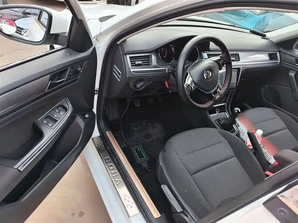 Volkswagen Bora 2017 1.6L Manual Fashion Edition фото 16