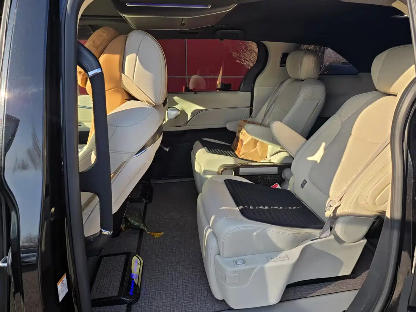 Toyota Sienna 2024 2.5L Hybrid 4WD Premium Edition фото 8