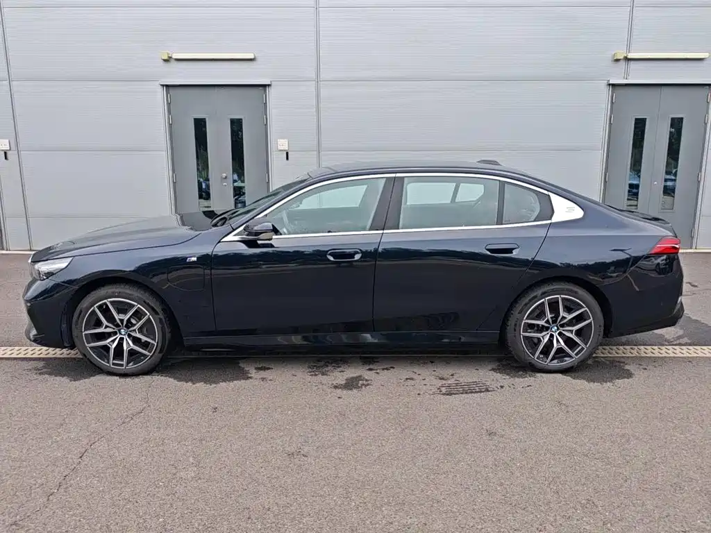 2025 BMW i5