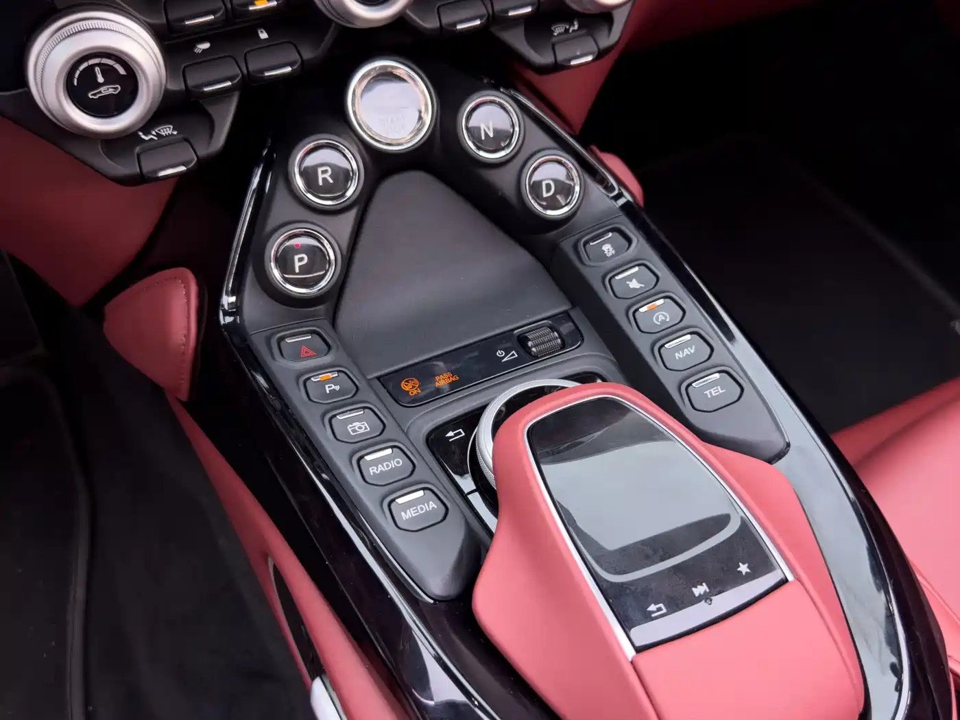 Aston Martin V8 Vantage 2022 2022 4.0T V8 Roadster