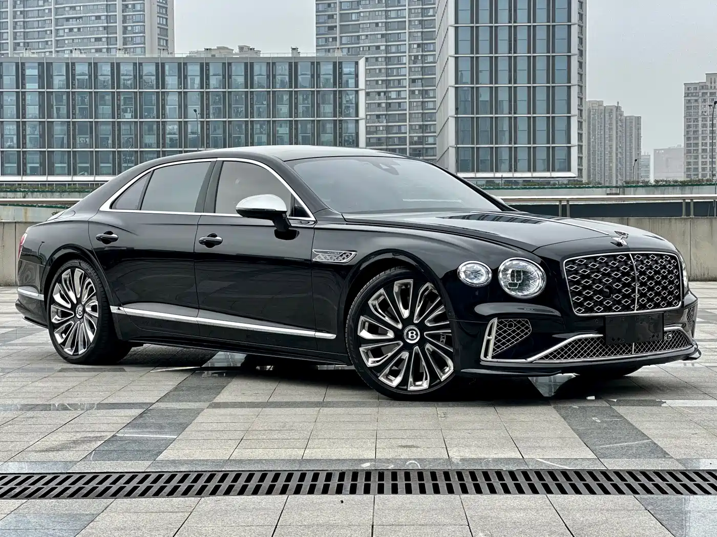 Bentley Flying Spur Plug-in Hybrid 2025 — пригон из Китая