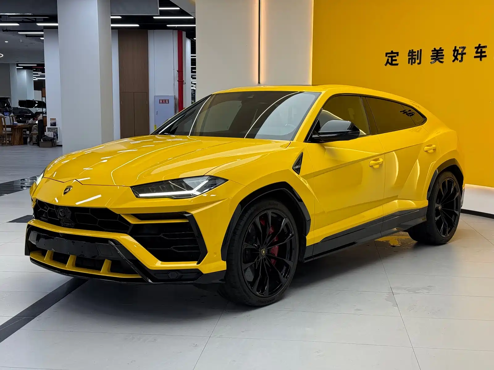 Фото 1 - Lamborghini Urus