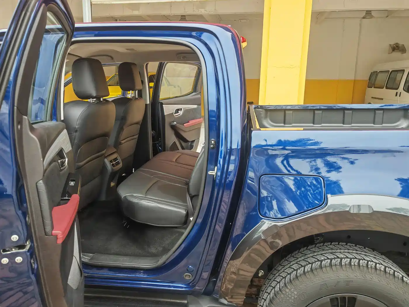 Isuzu D-MAX 2023 1.9T Auto 4WD V-CROSS Yue Ling Edition фото 12