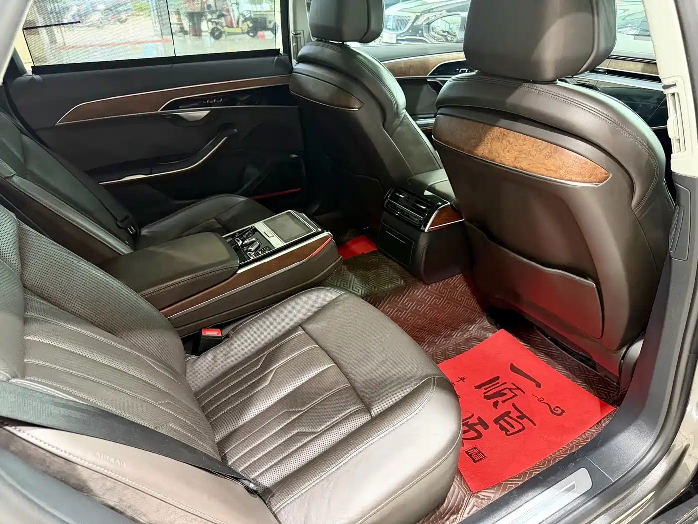 Фото 7 - Audi A8