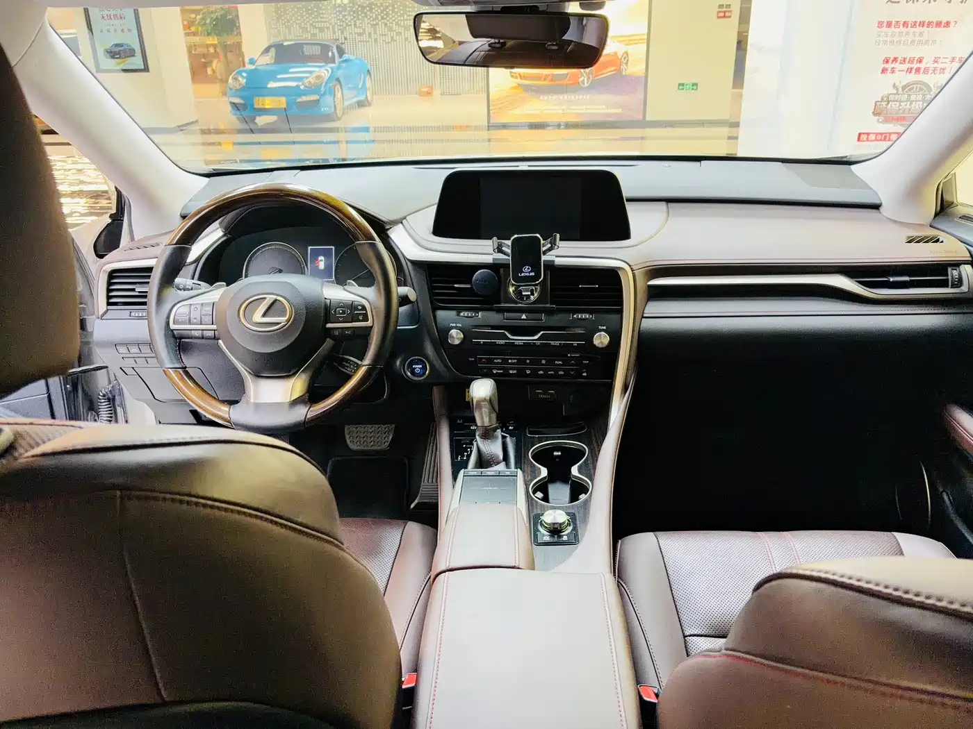 Фото 10 - Lexus RX