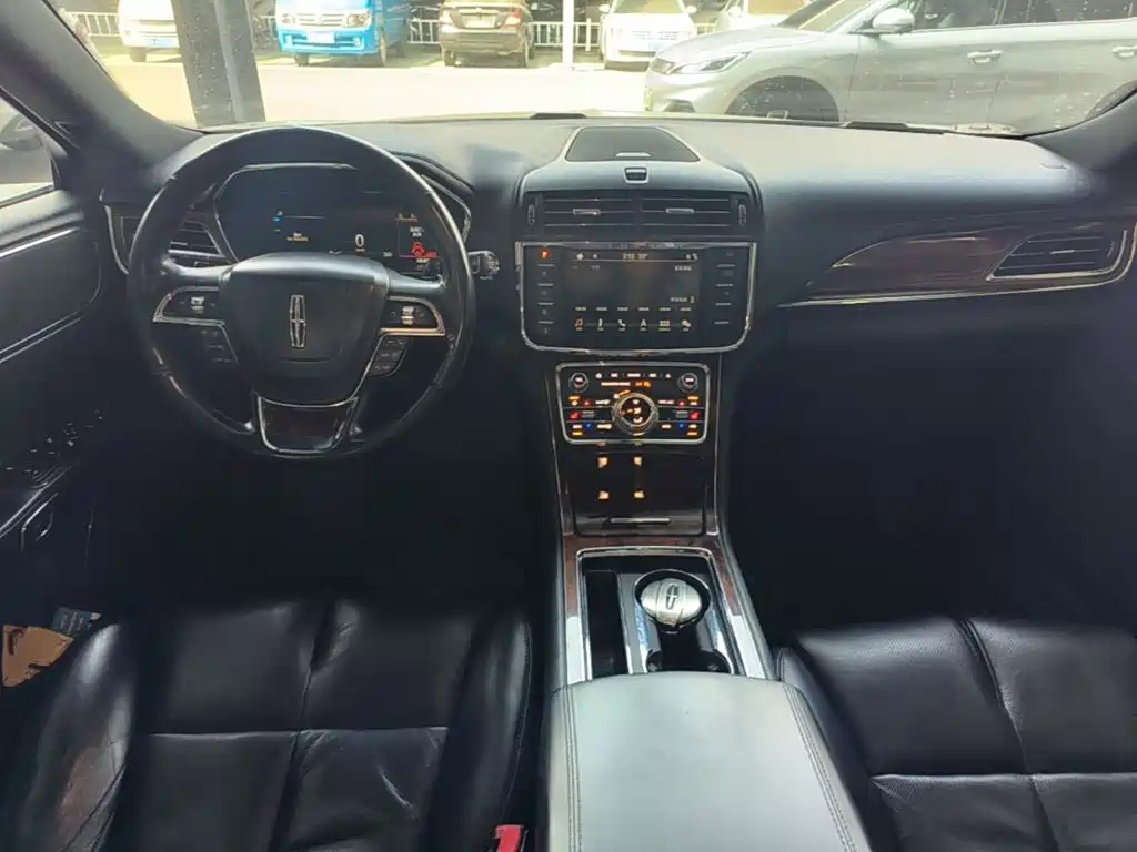 Photo 10 - Lincoln Continental