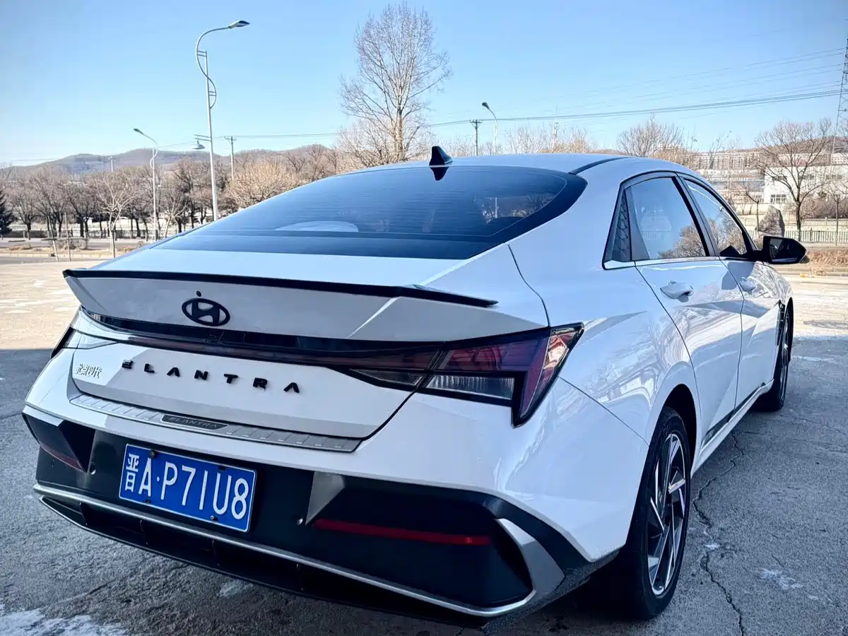 Hyundai Elantra 2023 Model 1.5L CVT LUX Premium Edition фото 6