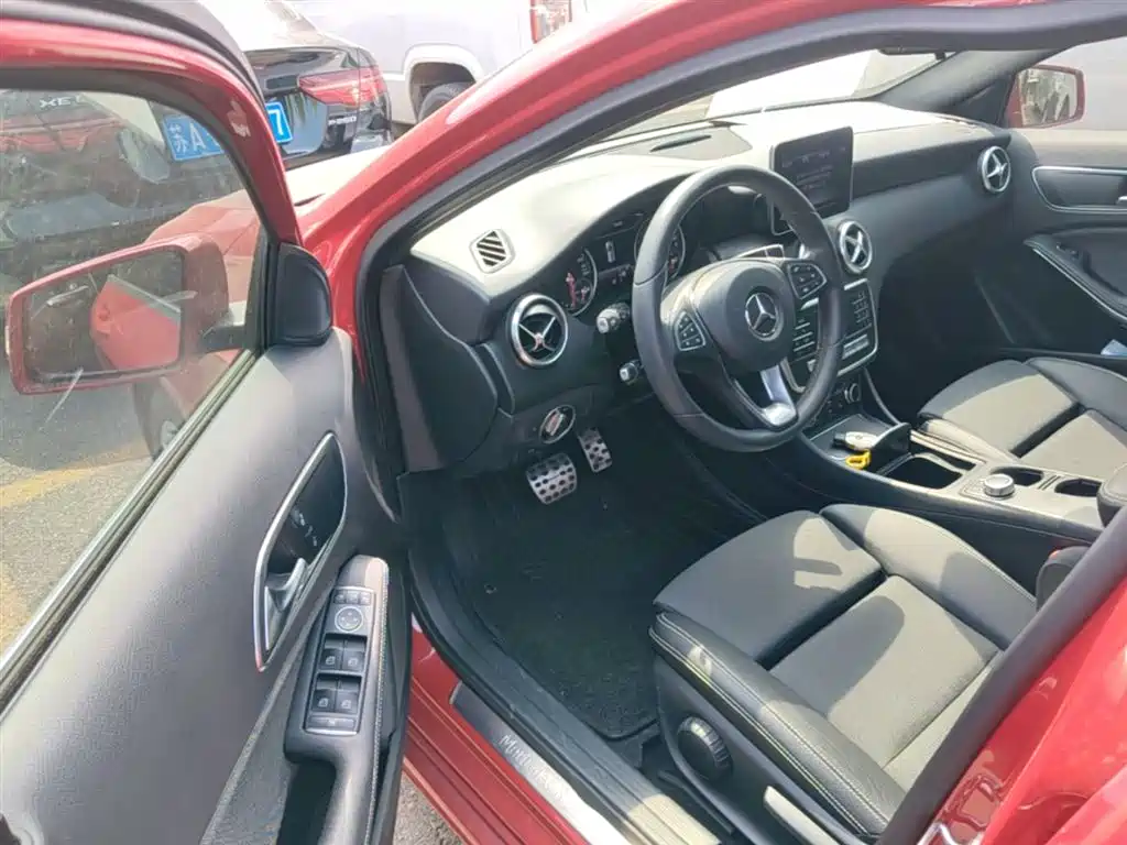 Mercedes-Benz A-Class (Import) 2018 A 200 Sport фото 12