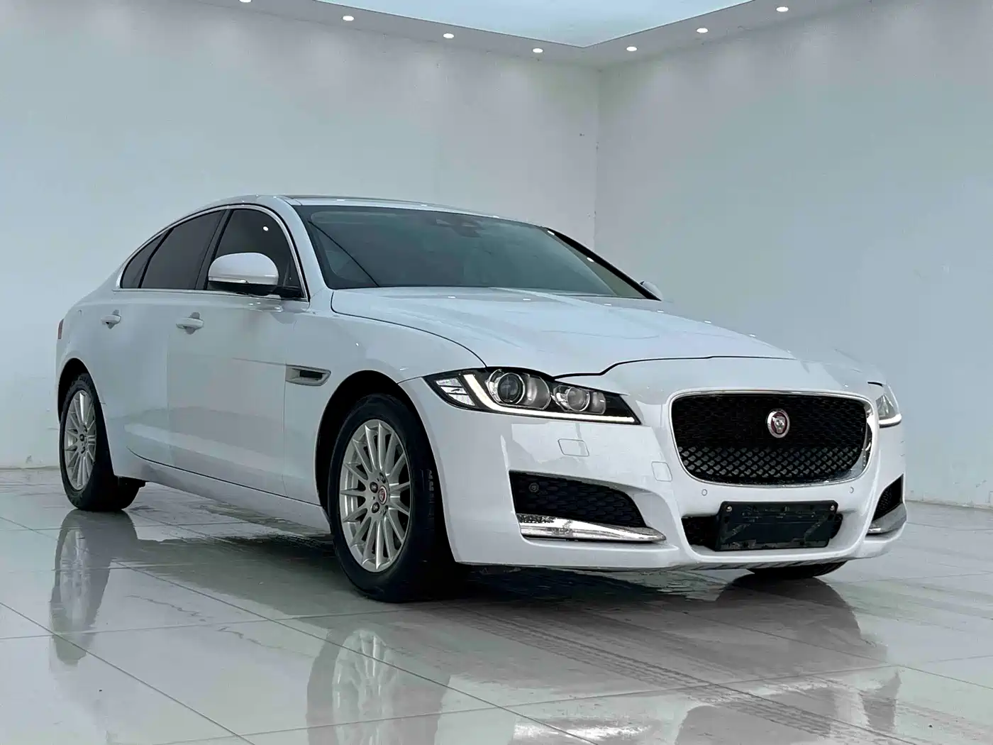 Jaguar XF 2016 2016 XF 2.0T 2WD Elegance Edition