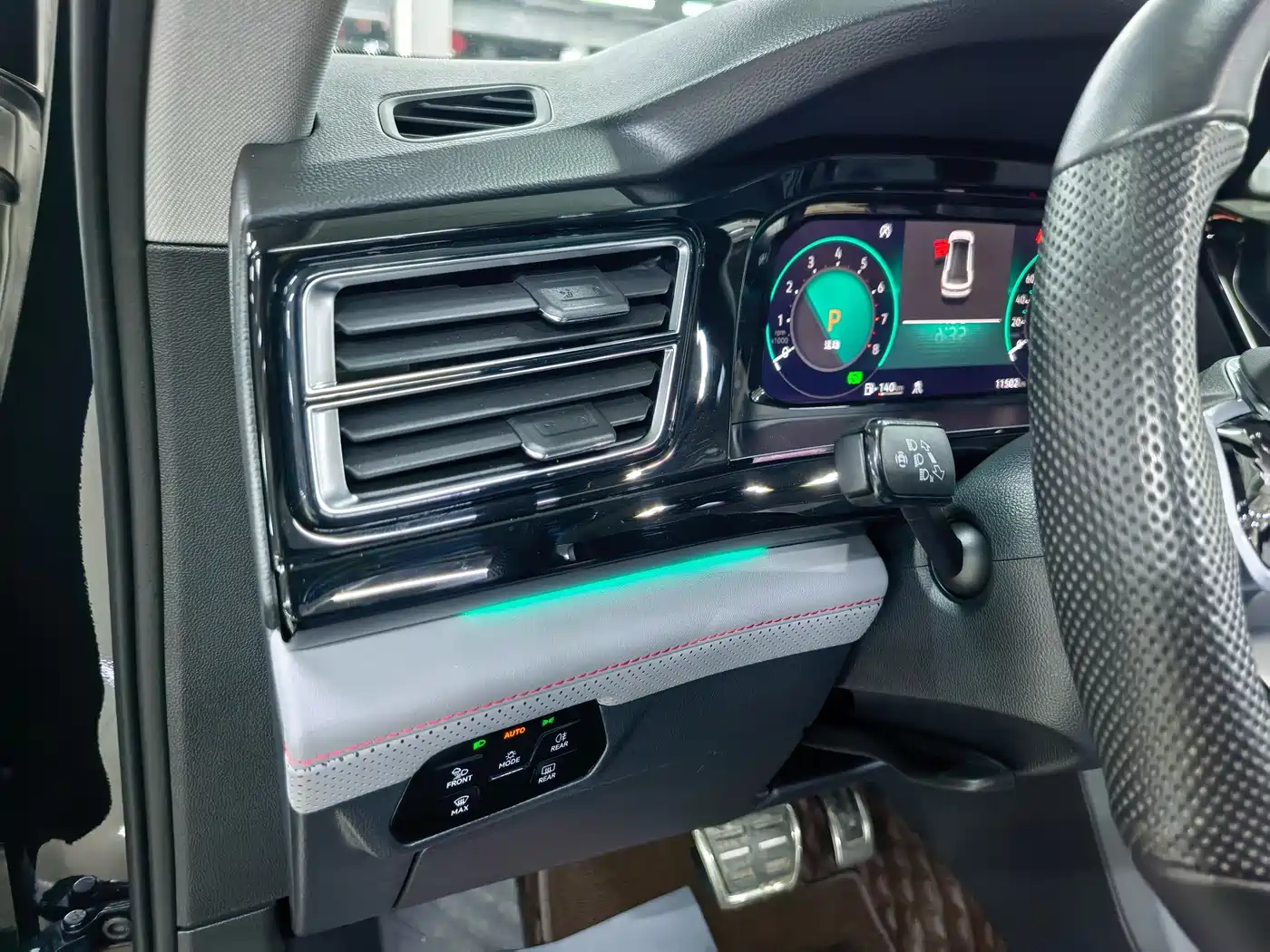 Volkswagen Teramont 2024 Touareg X 380TSI 4WD Dragon Glory Edition фото 16